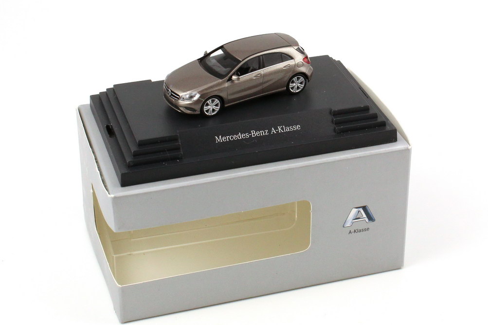 Foto 1:87 Mercedes-Benz A-Klasse 2012 (W176) monolith-grau-met. Werbemodell herpa B66960120