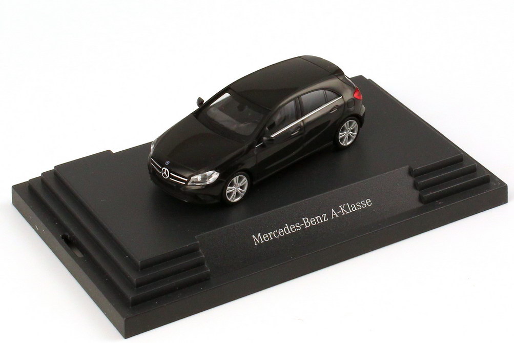 Foto 1:87 Mercedes-Benz A-Klasse 2012 (W176) nacht-schwarz Werbemodell herpa B66960119