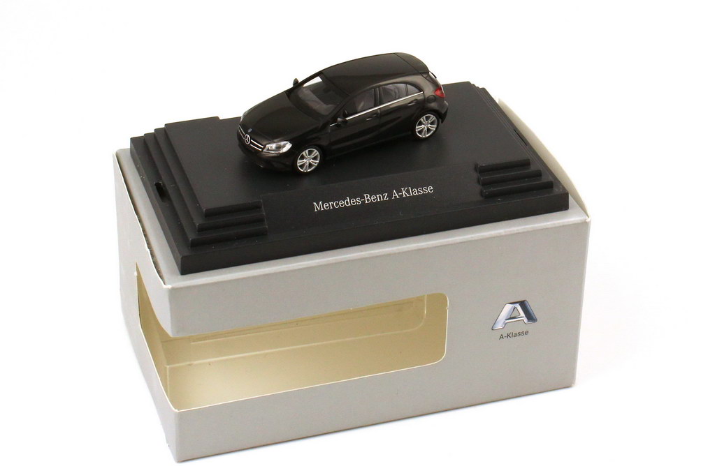 Foto 1:87 Mercedes-Benz A-Klasse 2012 (W176) nacht-schwarz Werbemodell herpa B66960119