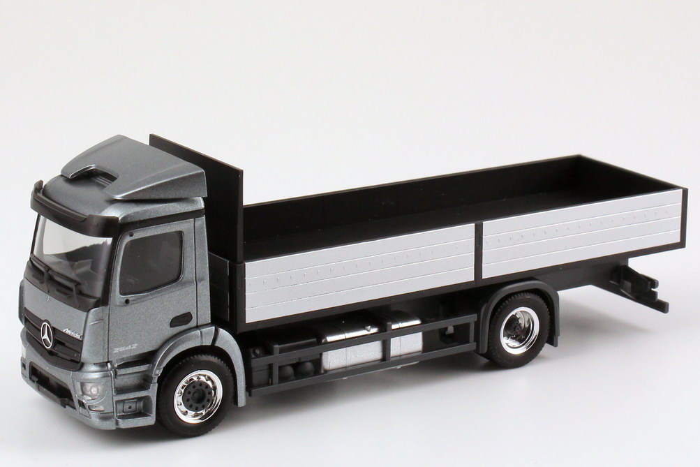 Foto 1:87 Mercedes-Benz Antos Pritsche/Plane andorit-grau-met. Werbemodell - herpa B66004090