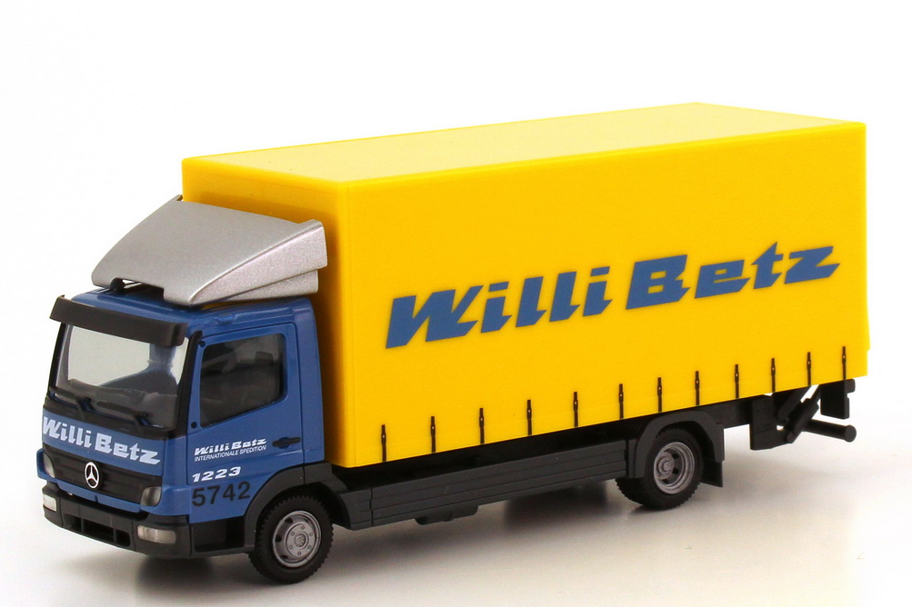 Foto 1:87 Mercedes-Benz Atego 1223 Facelift 2a Planen-Lkw mit Ladebordwand Willi Betz herpa 151542