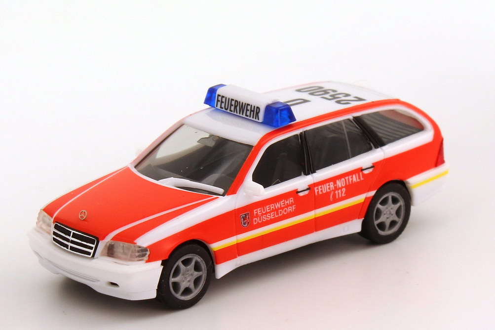 Foto 1:87 Mercedes-Benz C-Klasse Touring Facelift (S202 MOPF) ELW Feuerwehr Düsseldorf D 2590 herpa 045568