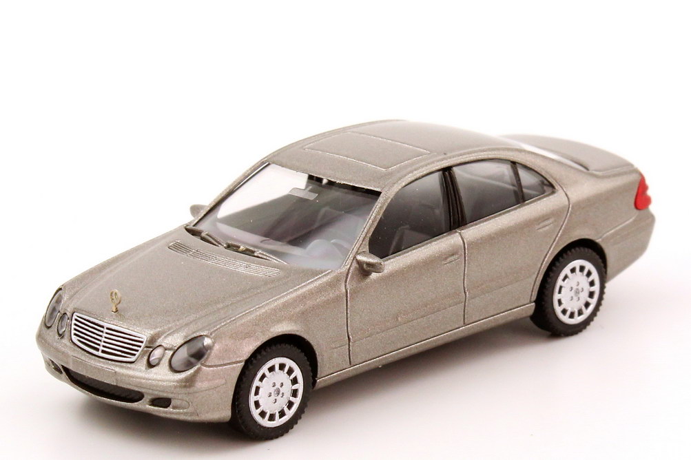 Foto 1:87 Mercedes-Benz E-Klasse E 230 (W211) travertin-beige-met. Wiking 21904