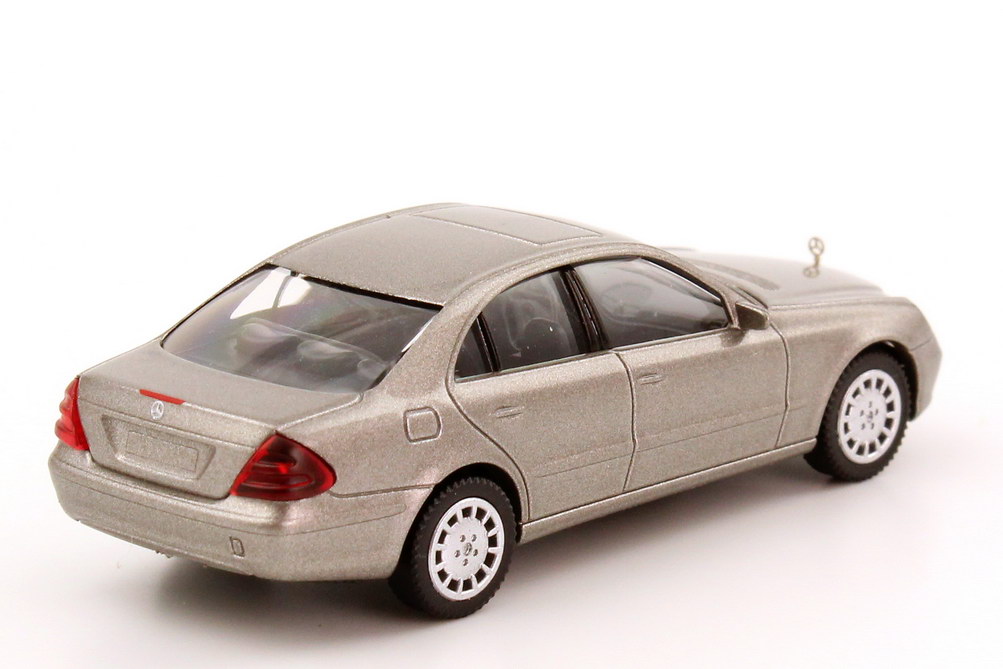 Foto 1:87 Mercedes-Benz E-Klasse E 230 (W211) travertin-beige-met. Wiking 21904