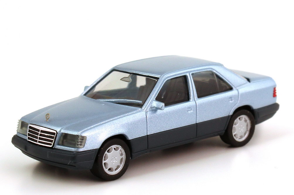 Foto 1:87 Mercedes-Benz E-Klasse E 320 (W124 MOPF 2) perlblau-met. Werbemodell herpa B66005612