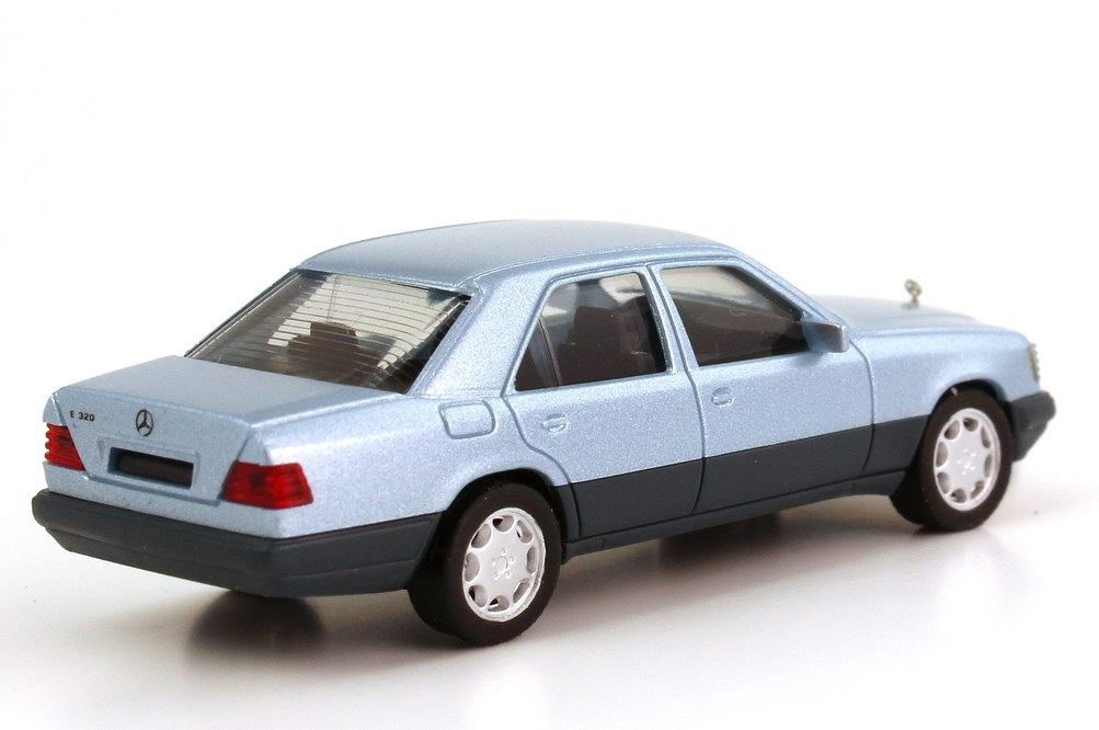 Foto 1:87 Mercedes-Benz E-Klasse E 320 (W124 MOPF 2) perlblau-met. Werbemodell herpa B66005612