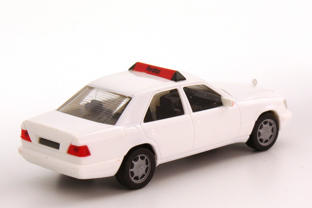 Foto 1:87 Mercedes-Benz E-Klasse E 320 (W124 MOPF II) Preutax (Taxi Niederlande) herpa
