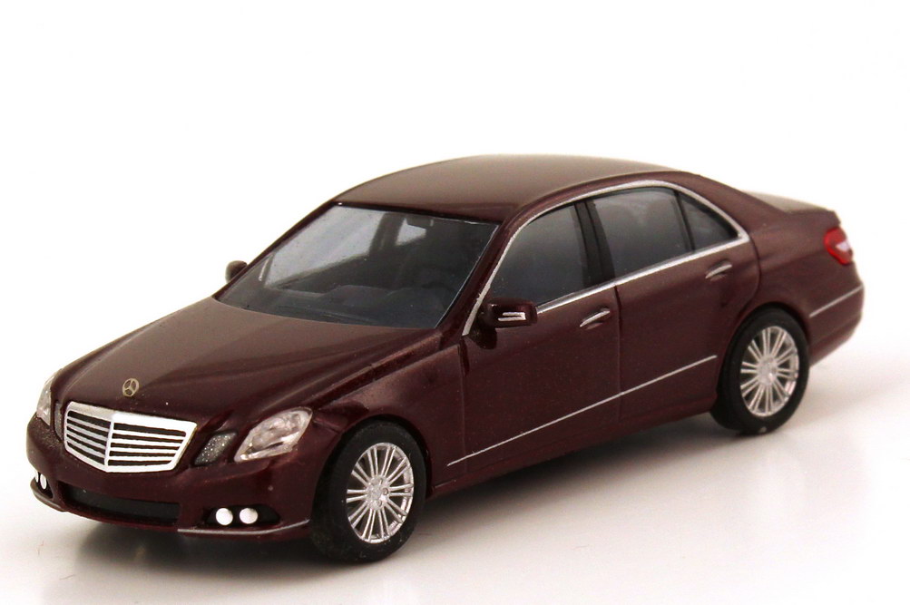 Foto 1:87 Mercedes-Benz E-Klasse (W212) Elegance carneolrot-met. CMD-Edition Busch 44207
