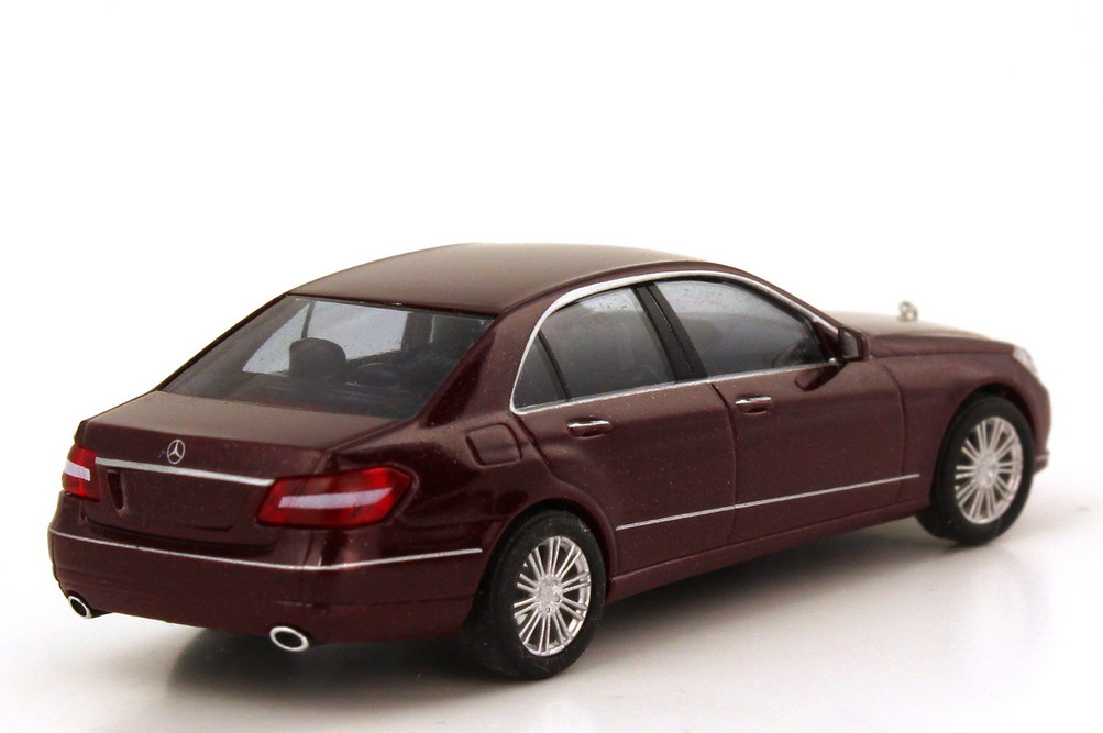 Foto 1:87 Mercedes-Benz E-Klasse (W212) Elegance carneolrot-met. CMD-Edition Busch 44207