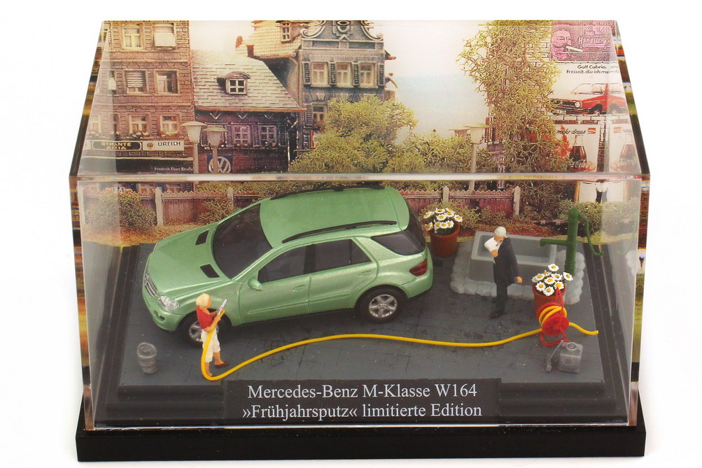 Foto 1:87 Mercedes-Benz M-Klasse (W164) hellgrün-met. in Minidiorama Frühjahrsputz Busch 49809