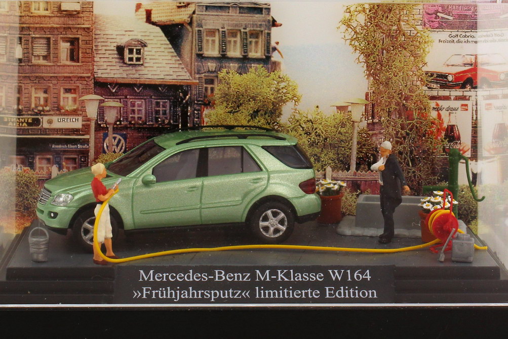 Foto 1:87 Mercedes-Benz M-Klasse (W164) hellgrün-met. in Minidiorama Frühjahrsputz Busch 49809