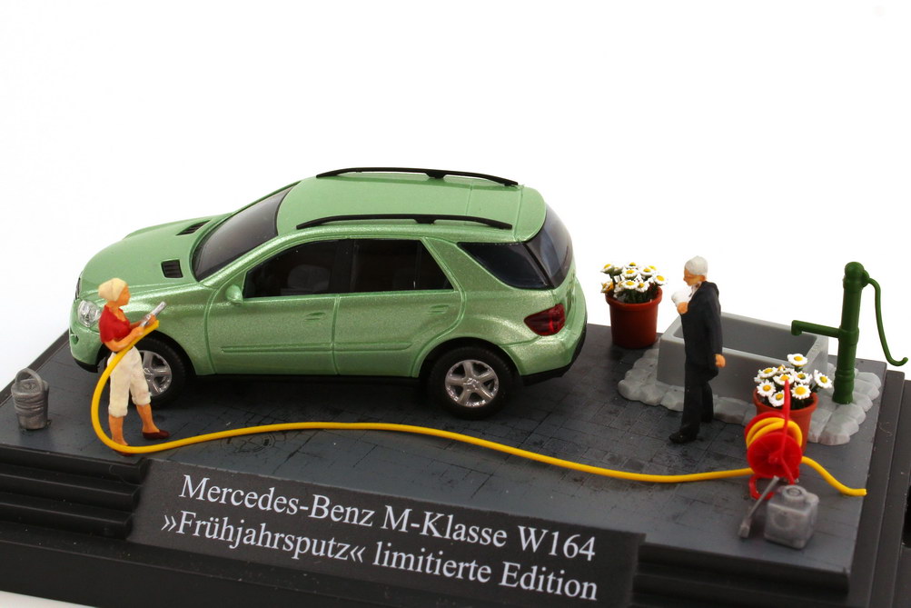 Foto 1:87 Mercedes-Benz M-Klasse (W164) hellgrün-met. in Minidiorama Frühjahrsputz Busch 49809