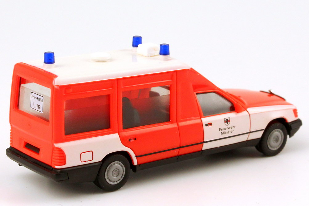 Foto 1:87 Mercedes-Benz Miesen Bonna 124L KTW (W124) Feuerwehr Münster tagesleuchtrot/weiß herpa 042581