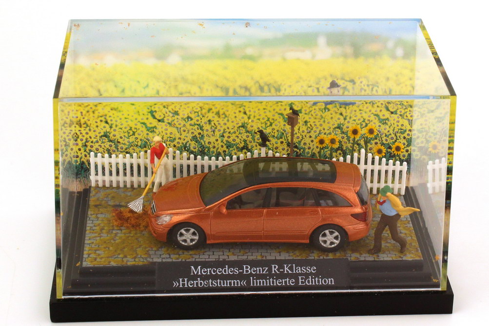 Foto 1:87 Mercedes-Benz R-Klasse (W251) kupfer-rot-met. in Minidiorama Herbststurm Busch 49701