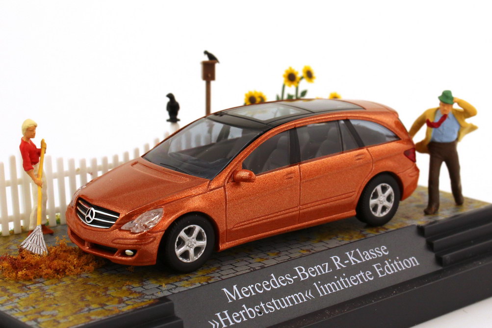 Foto 1:87 Mercedes-Benz R-Klasse (W251) kupfer-rot-met. in Minidiorama Herbststurm Busch 49701