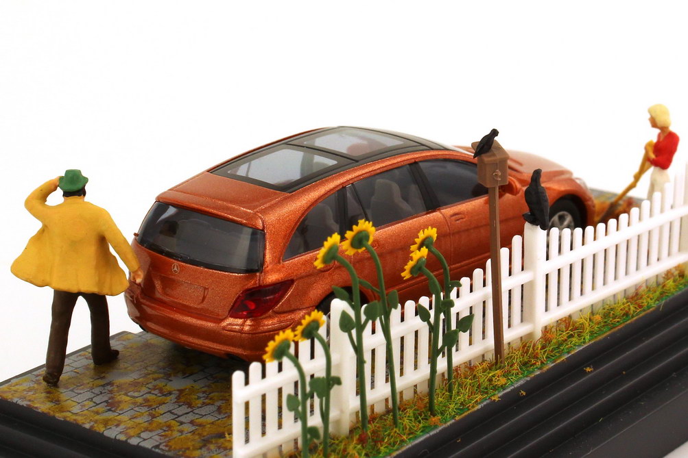 Foto 1:87 Mercedes-Benz R-Klasse (W251) kupfer-rot-met. in Minidiorama Herbststurm Busch 49701