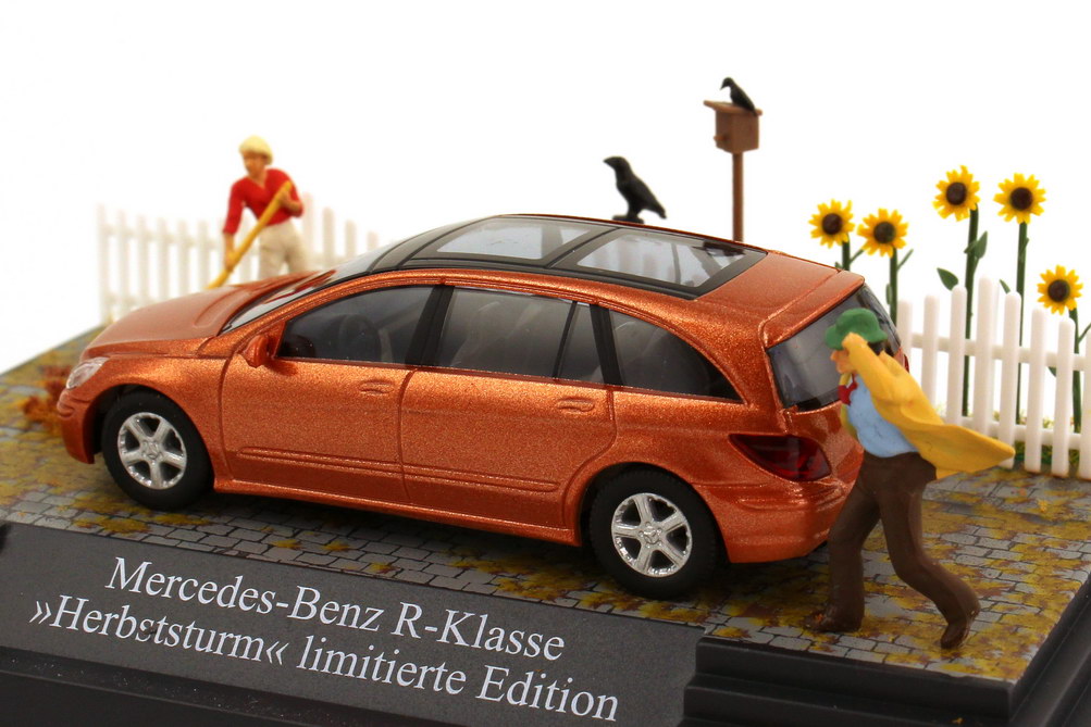Foto 1:87 Mercedes-Benz R-Klasse (W251) kupfer-rot-met. in Minidiorama Herbststurm Busch 49701
