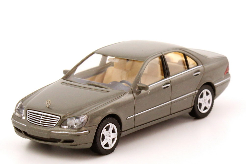 Foto 1:87 Mercedes-Benz S-Klasse Facelift 2003 (W220 MOPF) gold-grau-met. Wiking 15940