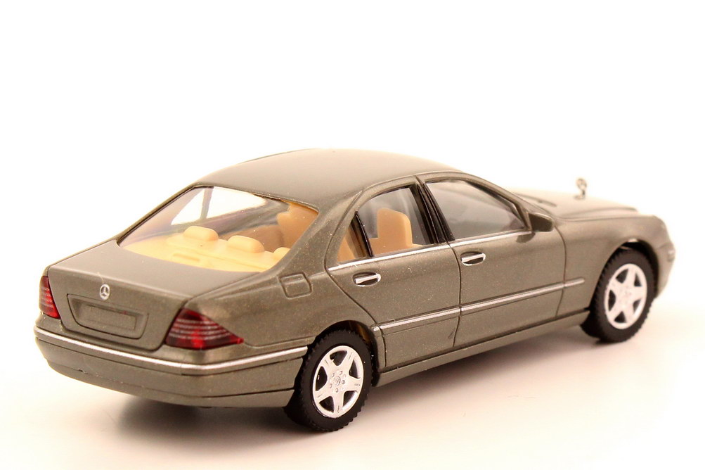 Foto 1:87 Mercedes-Benz S-Klasse Facelift 2003 (W220 MOPF) gold-grau-met. Wiking 15940