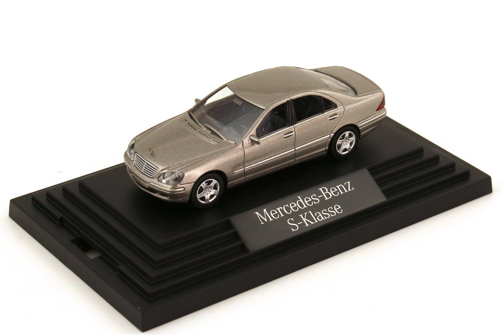 Foto 1:87 Mercedes-Benz S-Klasse facelift 2003 (W220 MOPF) cubanitsilber-met. Werbemodell Wiking B66961345