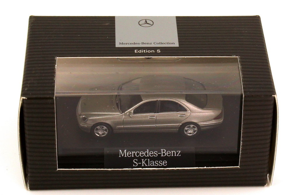 Foto 1:87 Mercedes-Benz S-Klasse facelift 2003 (W220 MOPF) cubanitsilber-met. Werbemodell Wiking B66961345