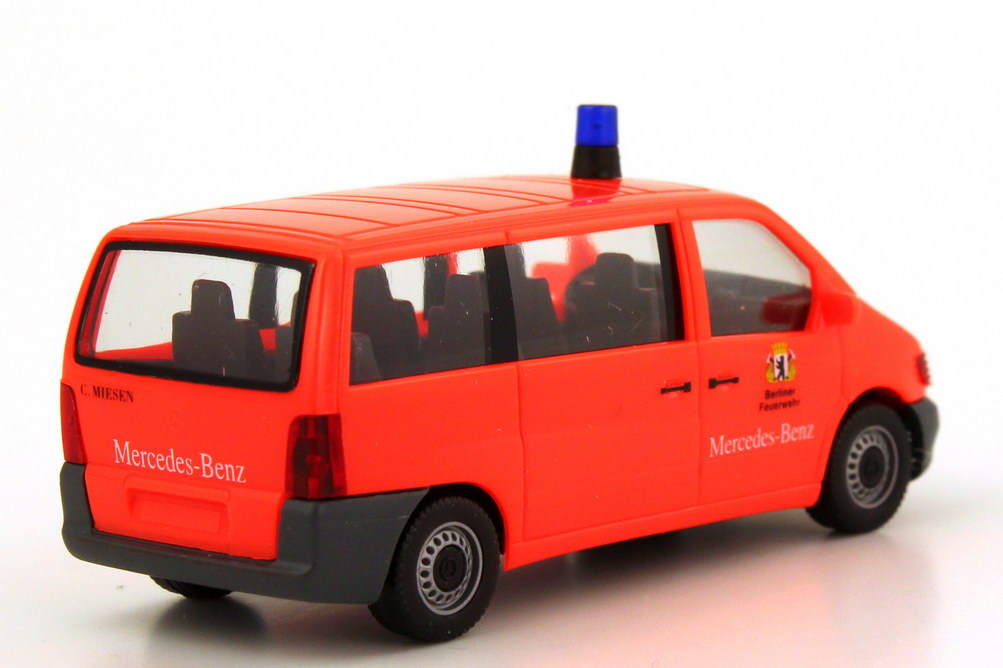 Foto 1:87 Mercedes-Benz Vito Bus (W638) Berliner Feuerwehr tagesleuchtrot herpa 043670