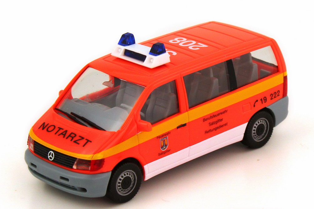 Foto 1:87 Mercedes-Benz Vito Bus (W638) NEF Notarzt Feuerwehr Salzgitter herpa 043762