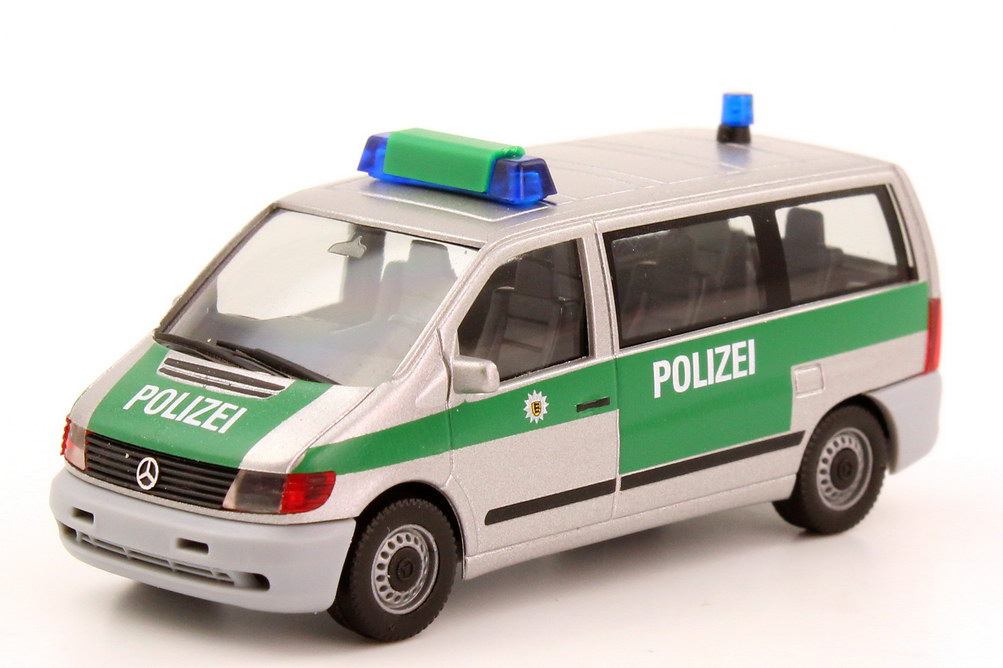 Foto 1:87 Mercedes-Benz Vito Bus (W638) Polizei Baden-Württemberg silber/grün herpa 044974