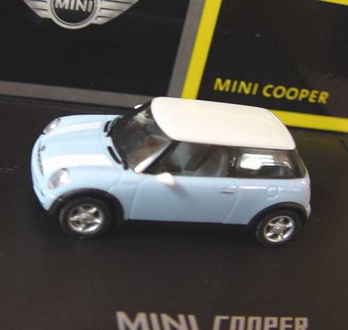 Foto 1:87 New Mini Cooper dolomitblau mit weißen Streifen, Dach weiß Werbemodell herpa 80410029826