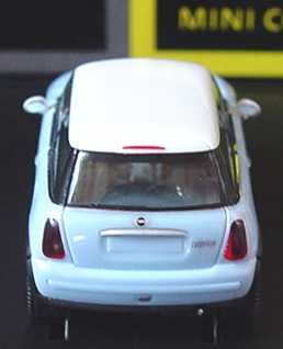 Foto 1:87 New Mini Cooper dolomitblau mit weißen Streifen, Dach weiß Werbemodell herpa 80410029826