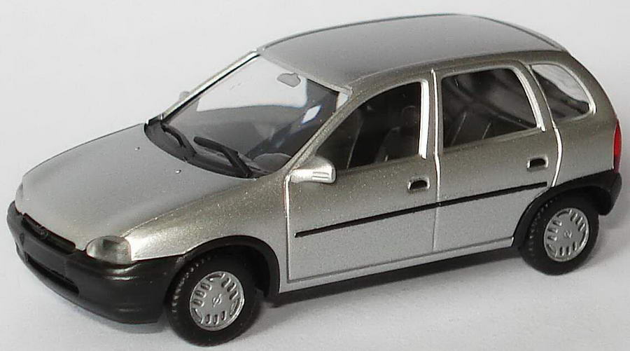 Foto 1:87 Opel Corsa B 4türig starsilber-met. herpa 031370