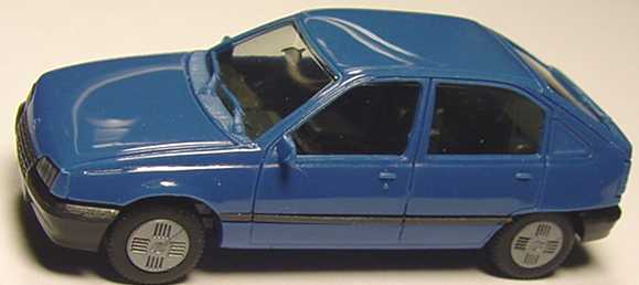 Foto 1:87 Opel Kadett E 4türig hellcapriblau herpa 2045