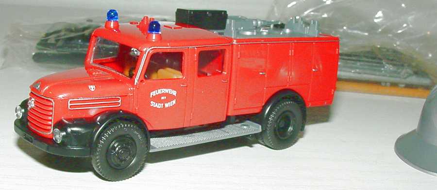 Foto 1:87 Setpackung 300 Jahre Feuerwehr Wien (Steyr 586 TLF 1500 + Magirus Drehleiter + Helm) Roco 1344