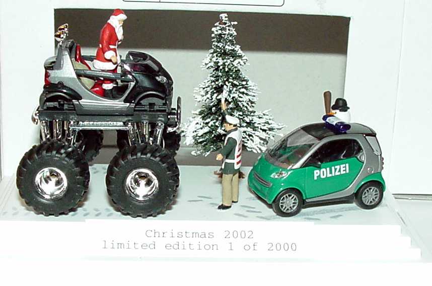 Foto 1:87 Smart Christmas 2002 Weihnachtsdiorama mit Monster Crossblade + City-Coupé Polizei - Werbemodell - Busch 0015074V001C02Q00
