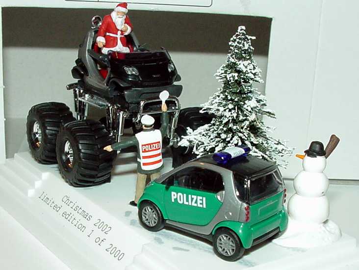 Foto 1:87 Smart Christmas 2002 Weihnachtsdiorama mit Monster Crossblade + City-Coupé Polizei - Werbemodell - Busch 0015074V001C02Q00