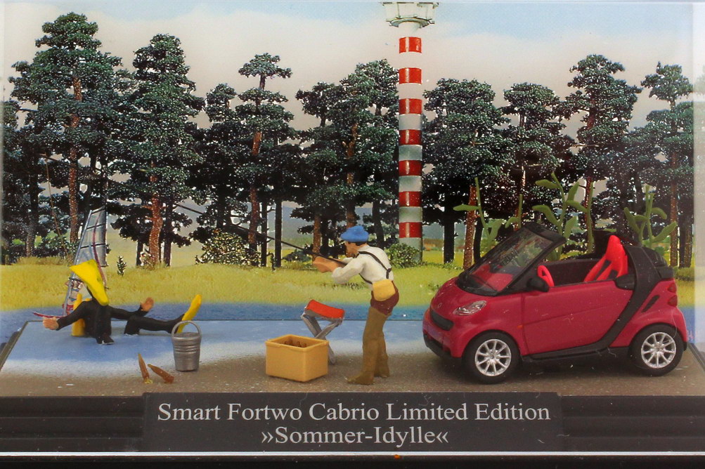 Foto 1:87 Smart Fortwo II Cabrio (A451) pink in Minidiorama Sommer-Idylle Busch 46173