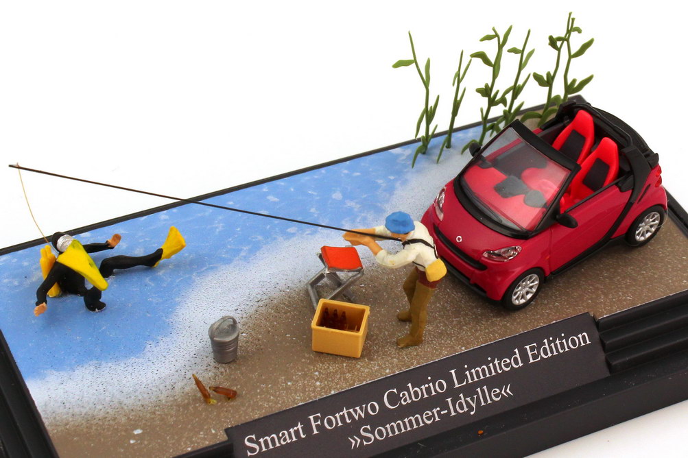 Foto 1:87 Smart Fortwo II Cabrio (A451) pink in Minidiorama Sommer-Idylle Busch 46173