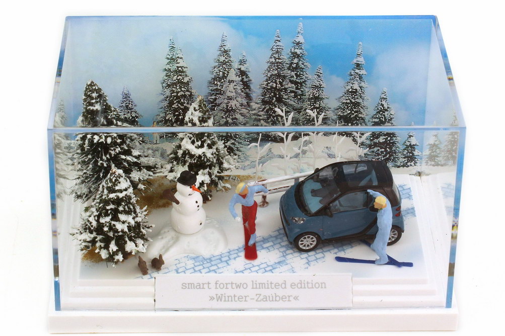 Foto 1:87 Smart Fortwo II Coupé (C451) petrol-blau in Minidiorama Winter-Zauber Werbemodell Busch B66961395