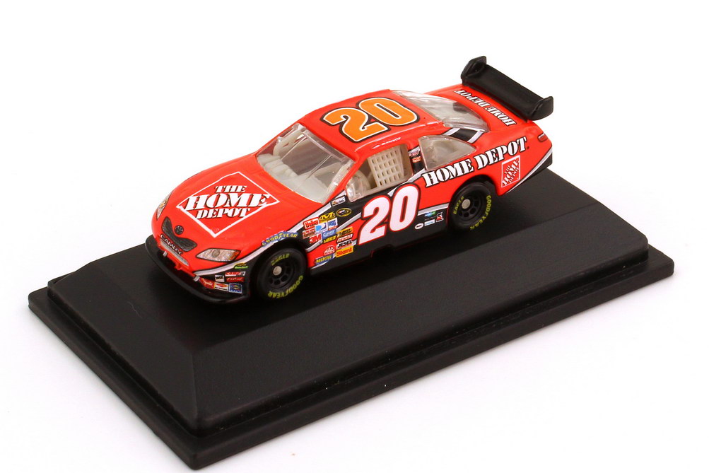 Foto 1:87 Toyota Camry NASCAR 2008 Joe Gibbs Racing, Home Depot Nr.20, Tony Stewart Winners Circle 70528