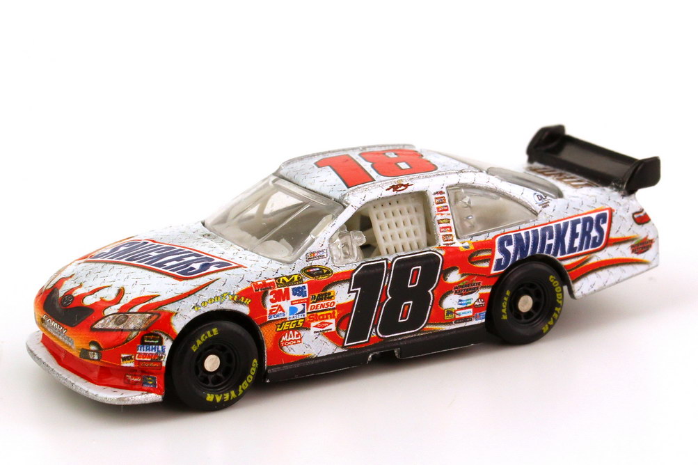 Foto 1:87 Toyota Camry NASCAR 2009 Joe Gibbs Racing, Snickers Nr.18, Kyle Busch Winners Circle 06613