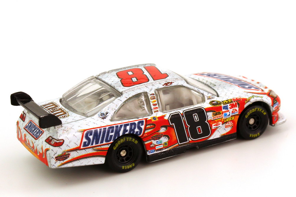 Foto 1:87 Toyota Camry NASCAR 2009 Joe Gibbs Racing, Snickers Nr.18, Kyle Busch Winners Circle 06613