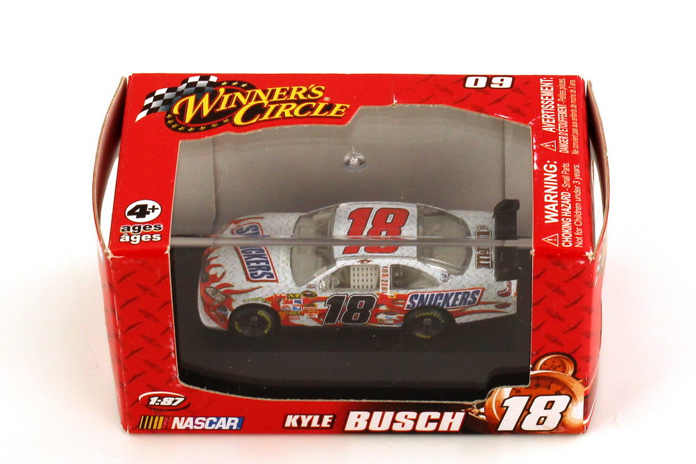 Foto 1:87 Toyota Camry NASCAR 2009 Joe Gibbs Racing, Snickers Nr.18, Kyle Busch Winners Circle 06613