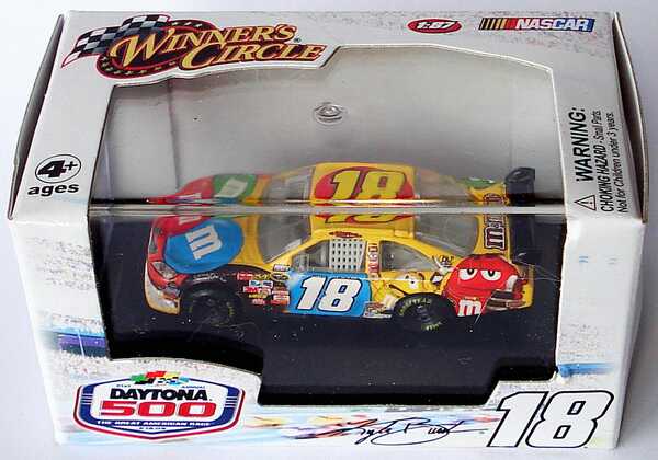Foto 1:87 Toyota Camry NASCAR 2009 Joe Gibbs Racing, m&m Nr.18, Kyle Busch (Daytona 500) Winners Circle 06756