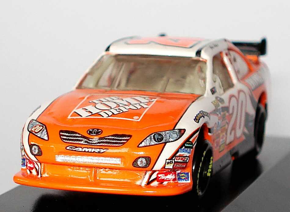 Foto 1:87 Toyota Camry NASCAR 2010 Joe Gibbs Racing, Home Depot Nr.20, Joey Logano Winners Circle 09725