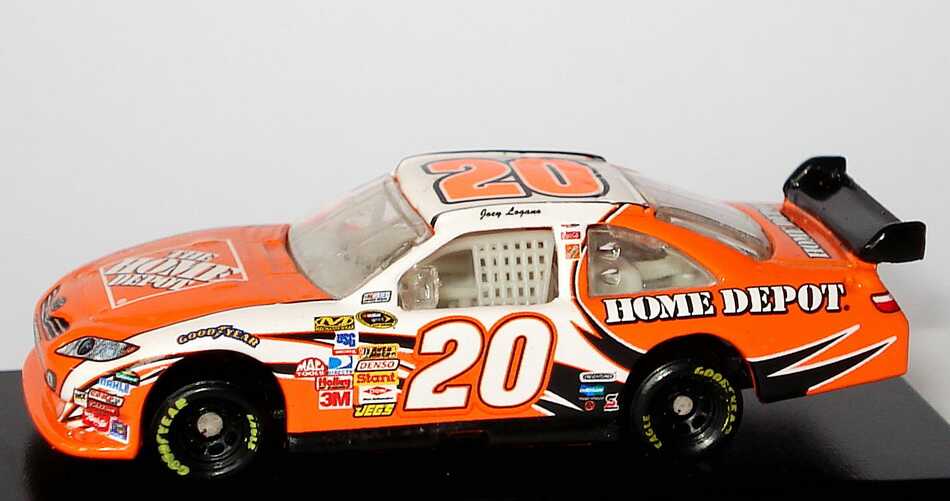Foto 1:87 Toyota Camry NASCAR 2010 Joe Gibbs Racing, Home Depot Nr.20, Joey Logano Winners Circle 09725
