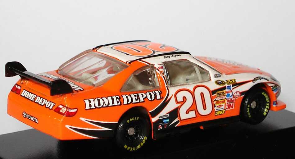 Foto 1:87 Toyota Camry NASCAR 2010 Joe Gibbs Racing, Home Depot Nr.20, Joey Logano Winners Circle 09725