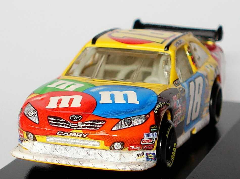 Foto 1:87 Toyota Camry NASCAR 2010 Joe Gibbs Racing, m&m´s Nr.18, Kyle Busch Winners Circle 09720