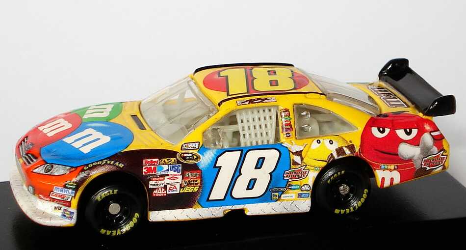 Foto 1:87 Toyota Camry NASCAR 2010 Joe Gibbs Racing, m&m´s Nr.18, Kyle Busch Winners Circle 09720