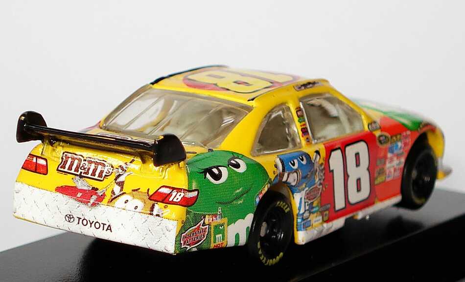 Foto 1:87 Toyota Camry NASCAR 2010 Joe Gibbs Racing, m&m´s Nr.18, Kyle Busch Winners Circle 09720