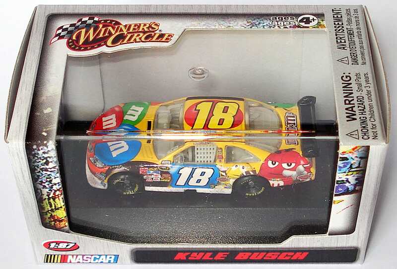 Foto 1:87 Toyota Camry NASCAR 2010 Joe Gibbs Racing, m&m´s Nr.18, Kyle Busch Winners Circle 09720